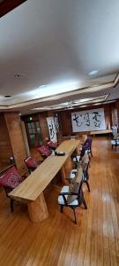 仙北Inn Komachiya - Vacation STAY 90956v的配有一张大木桌子和椅子的房间