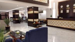 麦地那ريف للشقق الفندقية Reef Hotel Apartments的大堂,配有椅子和桌子