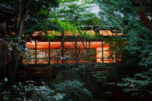 箱根福住楼的享有带围栏和树木的花园美景。