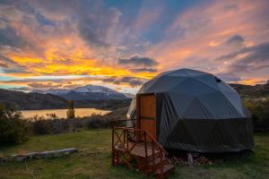 Lago San MartínEstancia La Josefina Lago San Martin的落日之地的帐篷