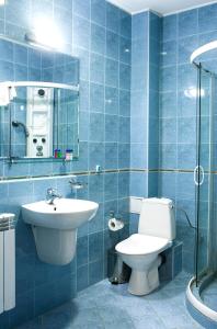索非亚DITER Family Hotel的蓝色瓷砖浴室设有卫生间和水槽