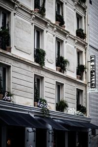 巴黎Le Pigalle, a Member of Design Hotels的旁边是种盆栽植物的建筑