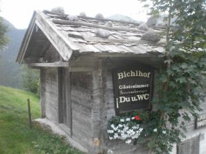 蒂尔塞Bichlhof Riedenberg的一座小建筑的侧面有标志
