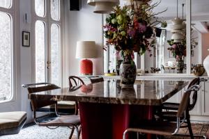 巴黎Le Pigalle, a Member of Design Hotels的用餐室,配有花瓶桌子