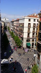马德里Puerta Del Sol 3WC的一群人沿着城市街道走着