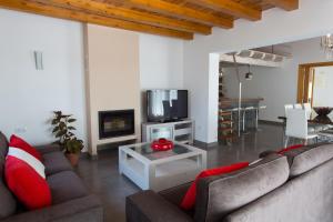 拉莫拉Ses Viñas De Cas Baixero的客厅配有两张沙发和一台电视机