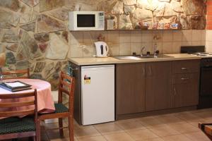塔南达兰格梅尔住宿加早餐旅馆的厨房配有白色冰箱和微波炉