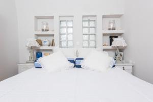 费拉伊俄卡斯特别墅的卧室配有白色的床和2个枕头