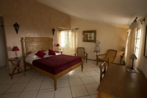 圣保罗Villa Laurina的卧室配有一张床和一张桌子及椅子