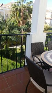 内尔哈瓦尔帕莱索公寓的阳台配有桌椅,享有风景。