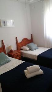 内尔哈瓦尔帕莱索公寓的一间卧室配有两张带毛巾的床