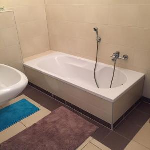莱比锡FEWO莱比锡市公寓的浴室设有浴缸和淋浴。