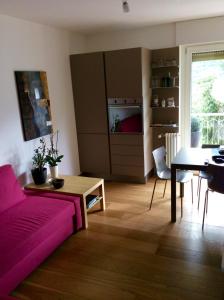 圣文森特蒙蒂埃放松公寓 的客厅配有粉红色的沙发和桌子