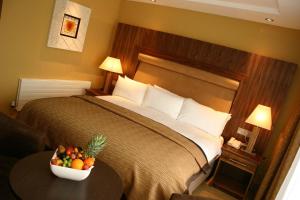 穆林加尔安妮布鲁克之家酒店的酒店客房,配有一张桌子上的一碗水果床