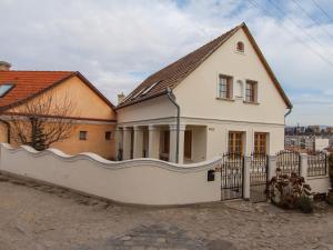 艾斯特根Amadeus Vendégház的白色的房子,有白色的围栏