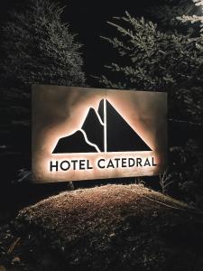 圣卡洛斯-德巴里洛切Hotel Catedral Ski & Wellness的夜间酒店出租车标志