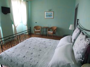 韦尔巴尼亚洛坎达池基茵酒店的一间卧室配有一张床和一张桌子及椅子