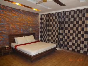 拉合尔Premier Inn Davis Road Lahore的卧室配有一张床,墙上挂有绘画作品