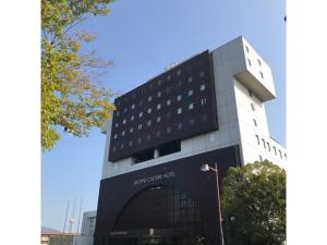 冈山Recent Culture Hotel - Vacation STAY 29737v的前面有标志的大建筑