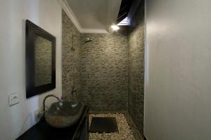吉利特拉旺安黑与白假日公园的一间带水槽和淋浴的浴室
