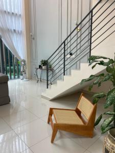 New - Villa with Private Pool & Jacuzzi for 20 ppl in Puchong and Cyberjaya的休息区