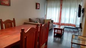 科尔多瓦Nueva Córdoba Rondeau的客厅配有桌子和沙发
