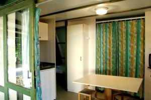 圣地亚哥－德孔波斯特拉坎西拉斯露营地的一间设有桌子和窗帘的窗户的房间