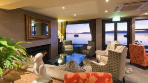 陶波曼努尔陶坡千禧度假酒店的客厅配有椅子和壁炉