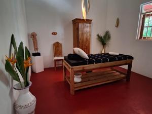 坦加拉Villa Lyvie ayurvedic hotel的配有枕头的长椅