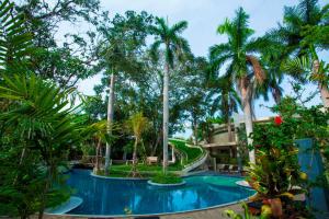 坎古瑞加里苍古别墅的棕榈树游泳池度假村
