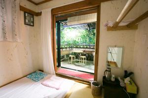 首尔北村丸韩屋旅馆的小房间设有床和窗户