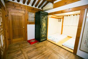首尔北村丸韩屋旅馆的小房间,设有床和门