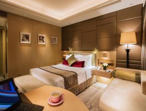 香港六国酒店的配有一张床和一张书桌的酒店客房