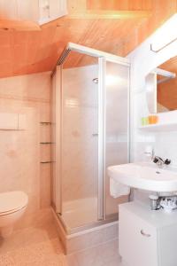 新波南特Alps Residence的带淋浴和盥洗盆的浴室