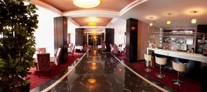 布加勒斯特RIN中心酒店的一间带酒吧和大堂的餐厅