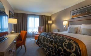 利兹克莱顿酒店，利兹的酒店客房设有一张大床和一张书桌。
