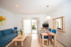 卡拉达沃卡拉达沃奥纳村公寓式酒店的客厅配有桌子和蓝色沙发