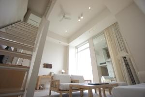 福冈福冈玛利诺度假酒店的客厅配有高架床和桌子