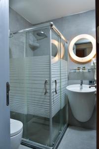 伊兹密尔斯派套房酒店的带淋浴、卫生间和盥洗盆的浴室