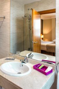 泽尼特洛格罗尼奥酒店的一间浴室
