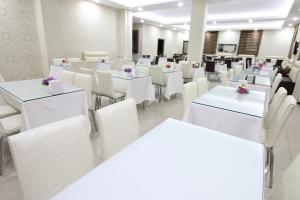 Afyon Grand Ari Hotel餐厅或其他用餐的地方