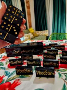 安布罗劳里WoodStar/ტყის ვარსკვლავი的把一堆木星多米诺骨牌放在桌子上的人