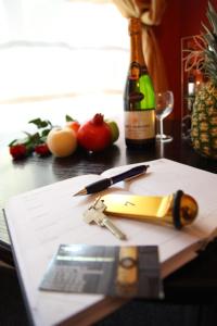 柏林潘森英瑟酒店的一张桌子,上面放着一瓶葡萄酒和一把剪刀