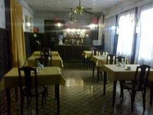 特雷斯阿罗约斯Hotel Plaza Tres Arroyos的餐厅内带桌椅的用餐室