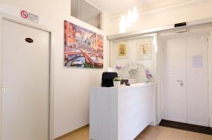 罗马罗马杰梅迪旅馆的白色的办公室,配有书桌和墙上的绘画