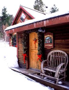 斯托Goldilocks Cabin的小木屋,配有雪地长椅