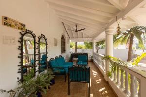 莫尔吉姆Villa Baywalk Goa的一个带蓝色椅子和桌子的门廊