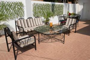 莫尔吉姆Villa Baywalk Goa的天井配有桌椅和沙发。
