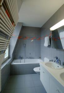 伯尔尼Luxury Apartments Justingerweg Bern的带浴缸、卫生间和盥洗盆的浴室