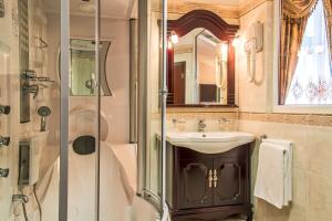 日利纳柏罗姆宫酒店的一间带水槽和淋浴的浴室